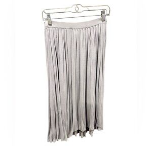 JustFab Light Gray A-Line Pleated Knit Skirt Size M